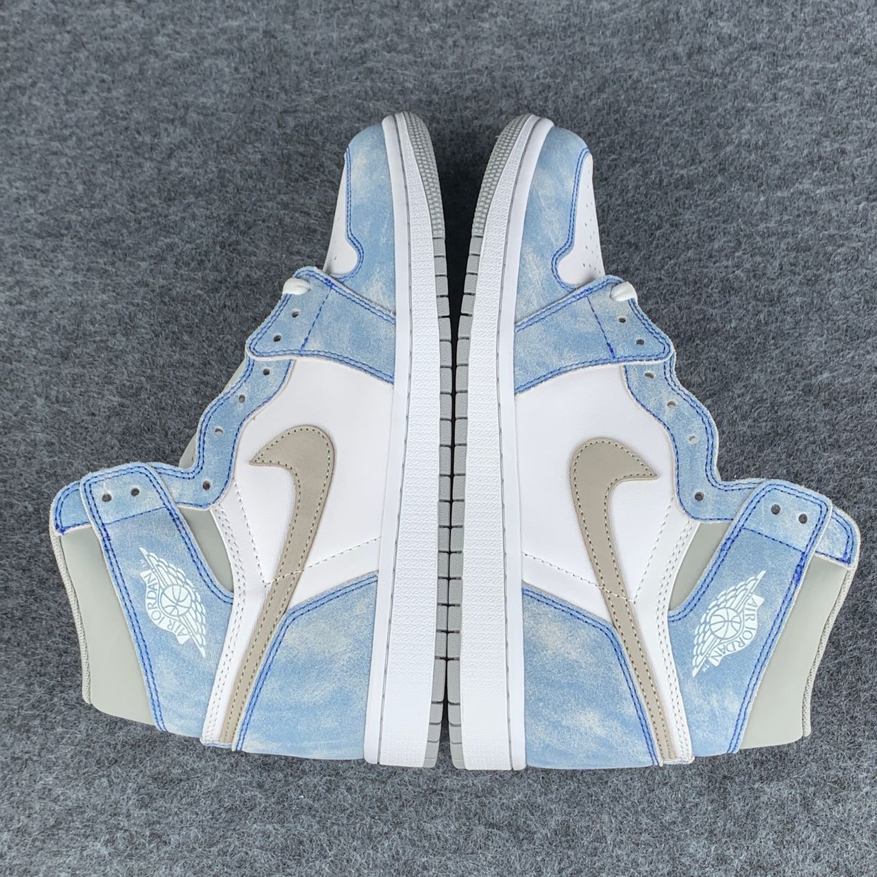 Jordan 1 Retro High OG Hyper Royal