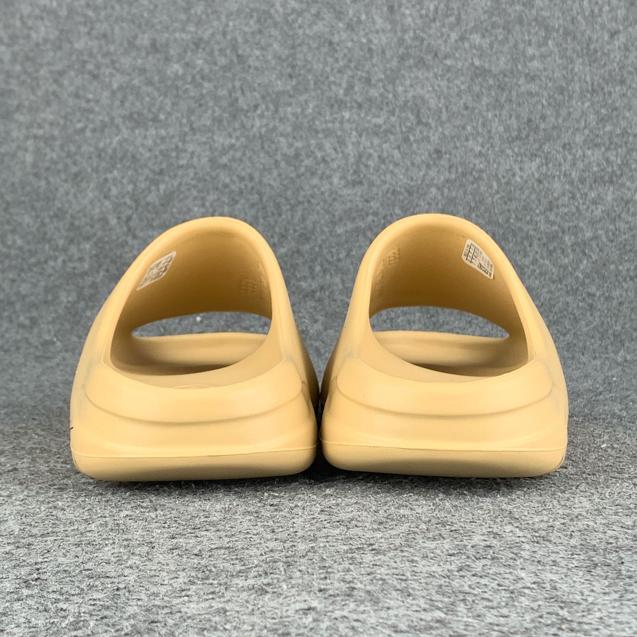 Yeezy Slides 'Desert Sand'