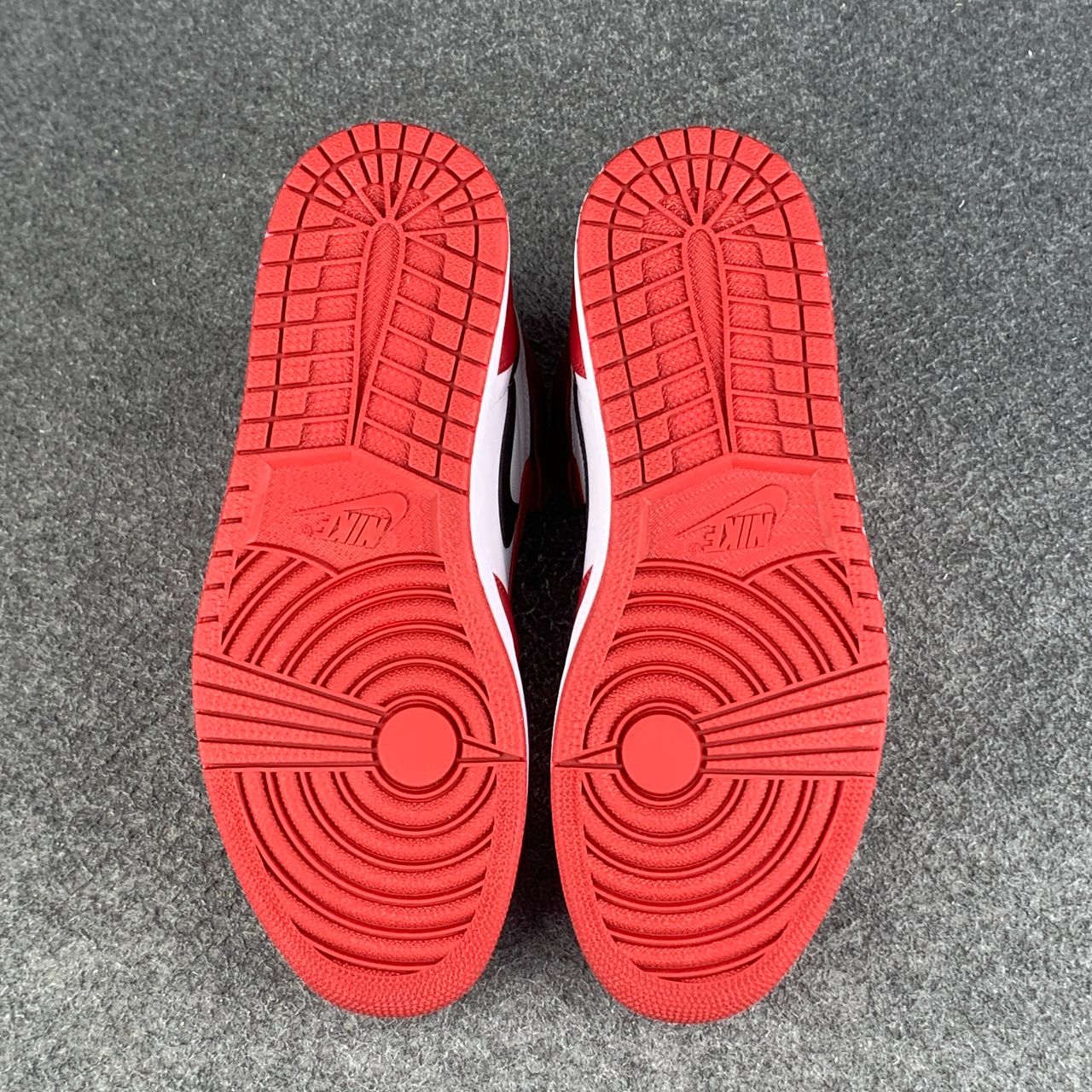 Air Jordan 1 Retro High OG 'Chicago' 2015