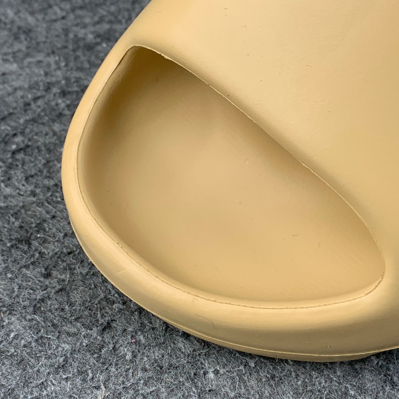 Yeezy Slides 'Desert Sand'