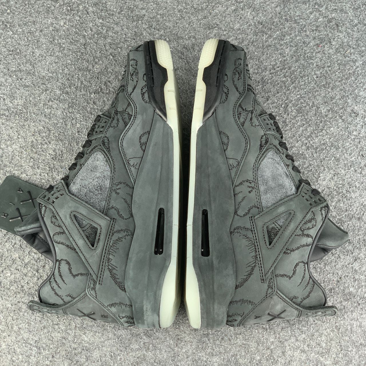 KAWS x Air Jordan 4 Retro 'Schwarz'