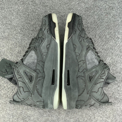 KAWS x Air Jordan 4 Retro 'Schwarz'