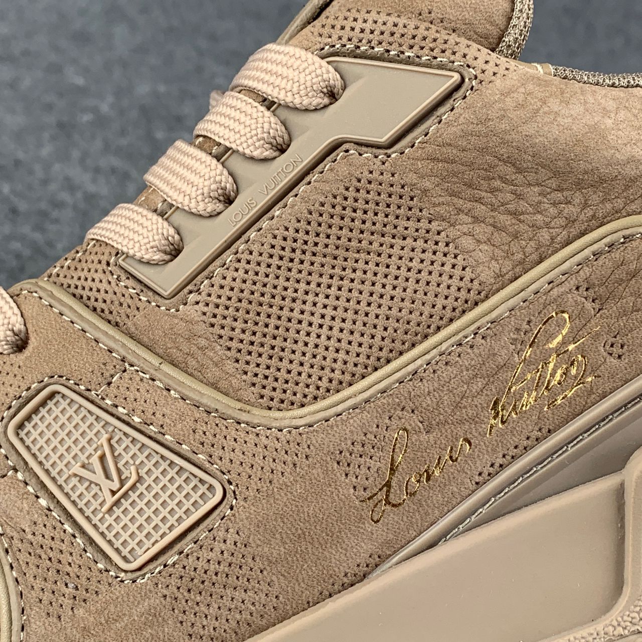 LV Trainer 'Taupe'