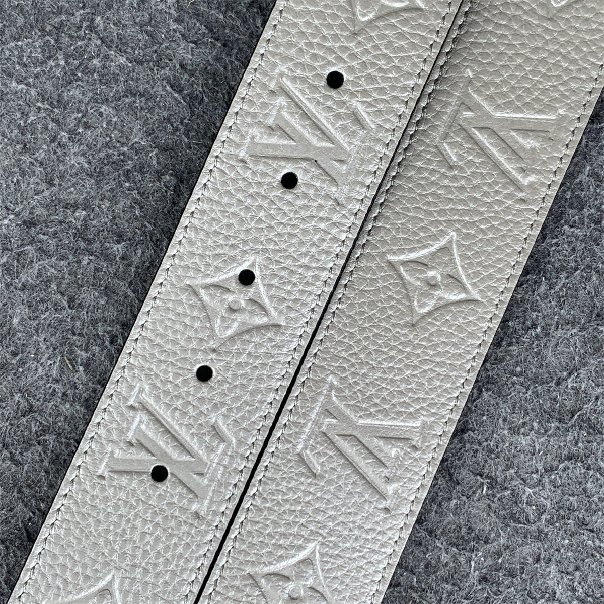 LV Initiales 40mm Reversible Belt ‘Light Grey’