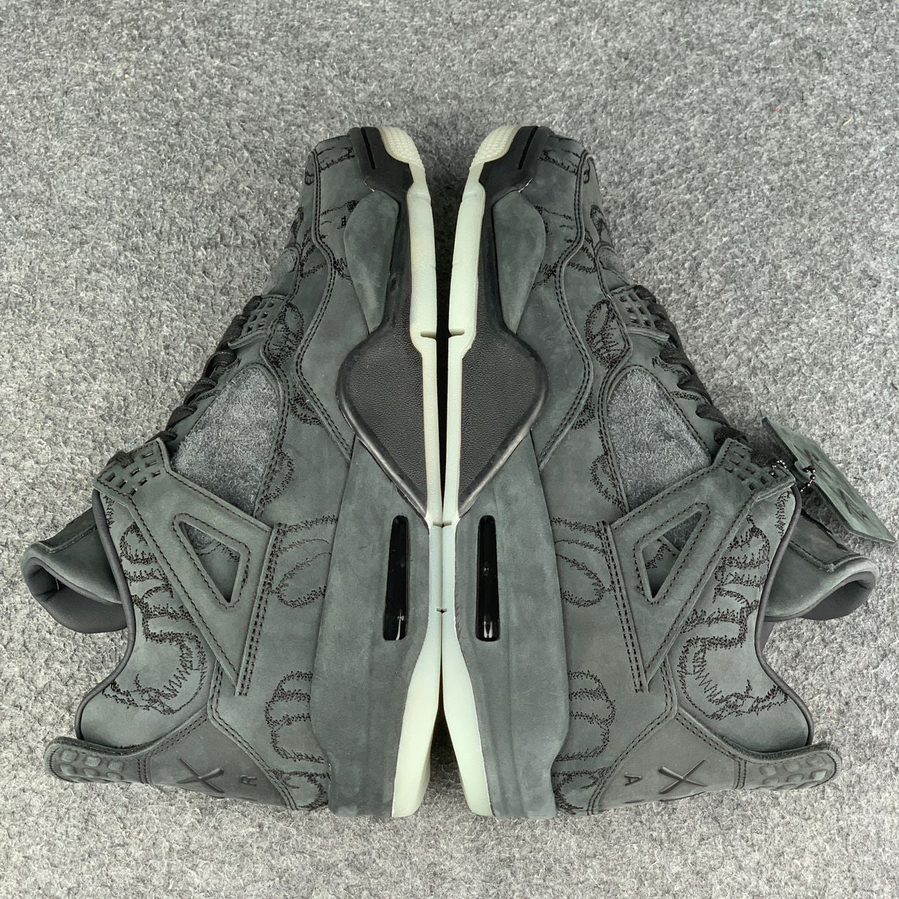 KAWS x Air Jordan 4 Retro 'Schwarz'