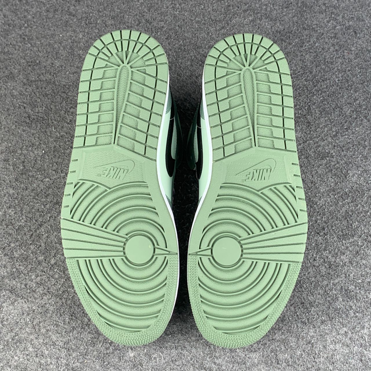 Wmns Air Jordan 1 Mid SE 'Dutch Green'