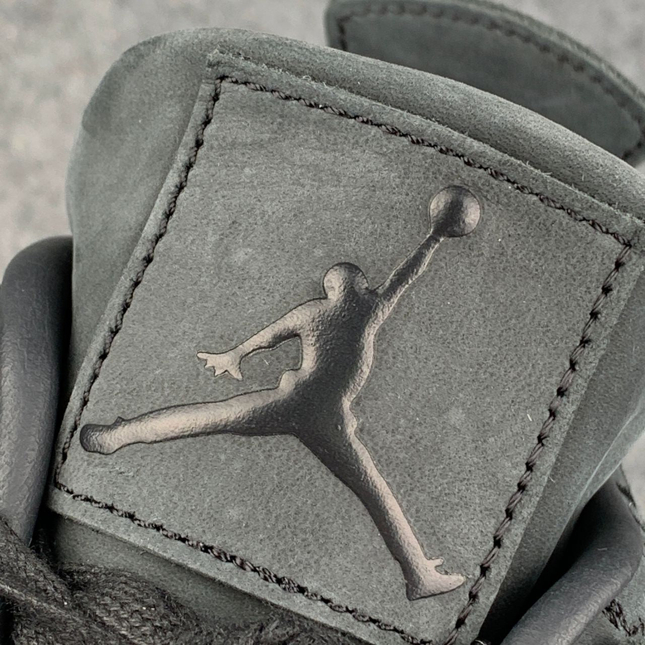 KAWS x Air Jordan 4 Retro 'Schwarz'