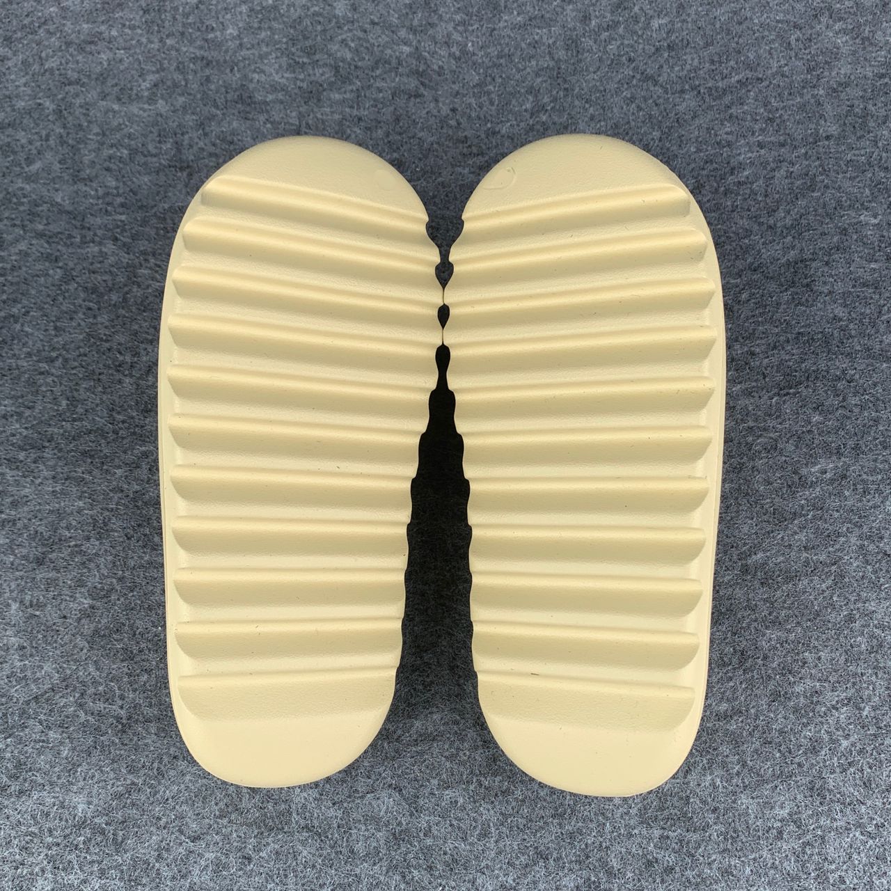 Yeezy Slides 'Bone'