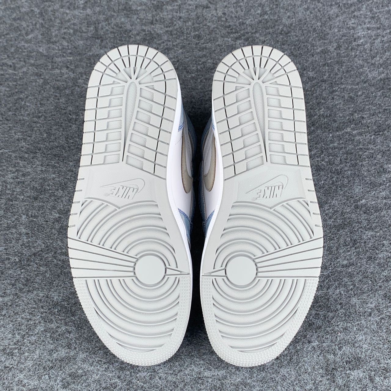 Jordan 1 Retro High OG Hyper Royal