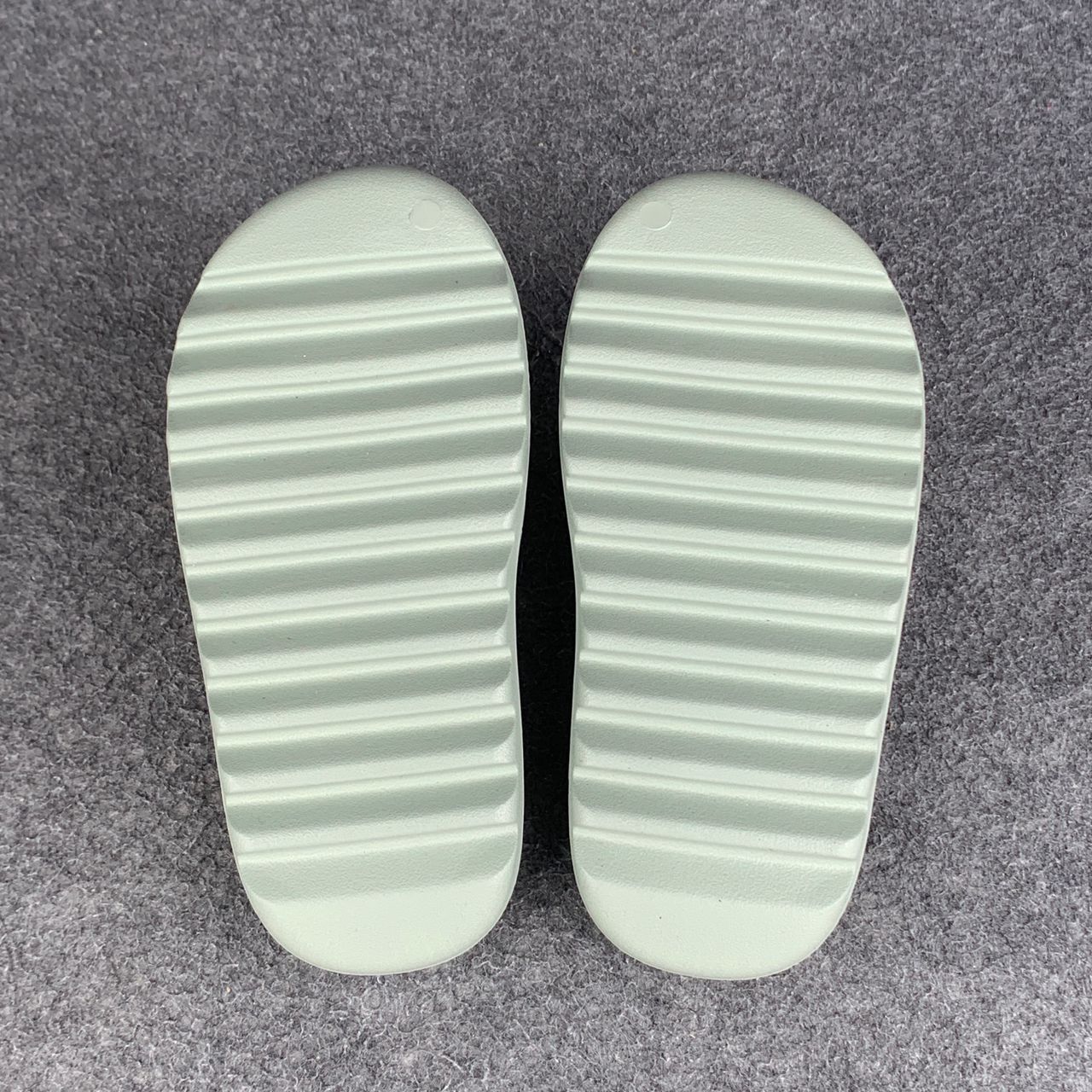 Yeezy Slides 'Salt'