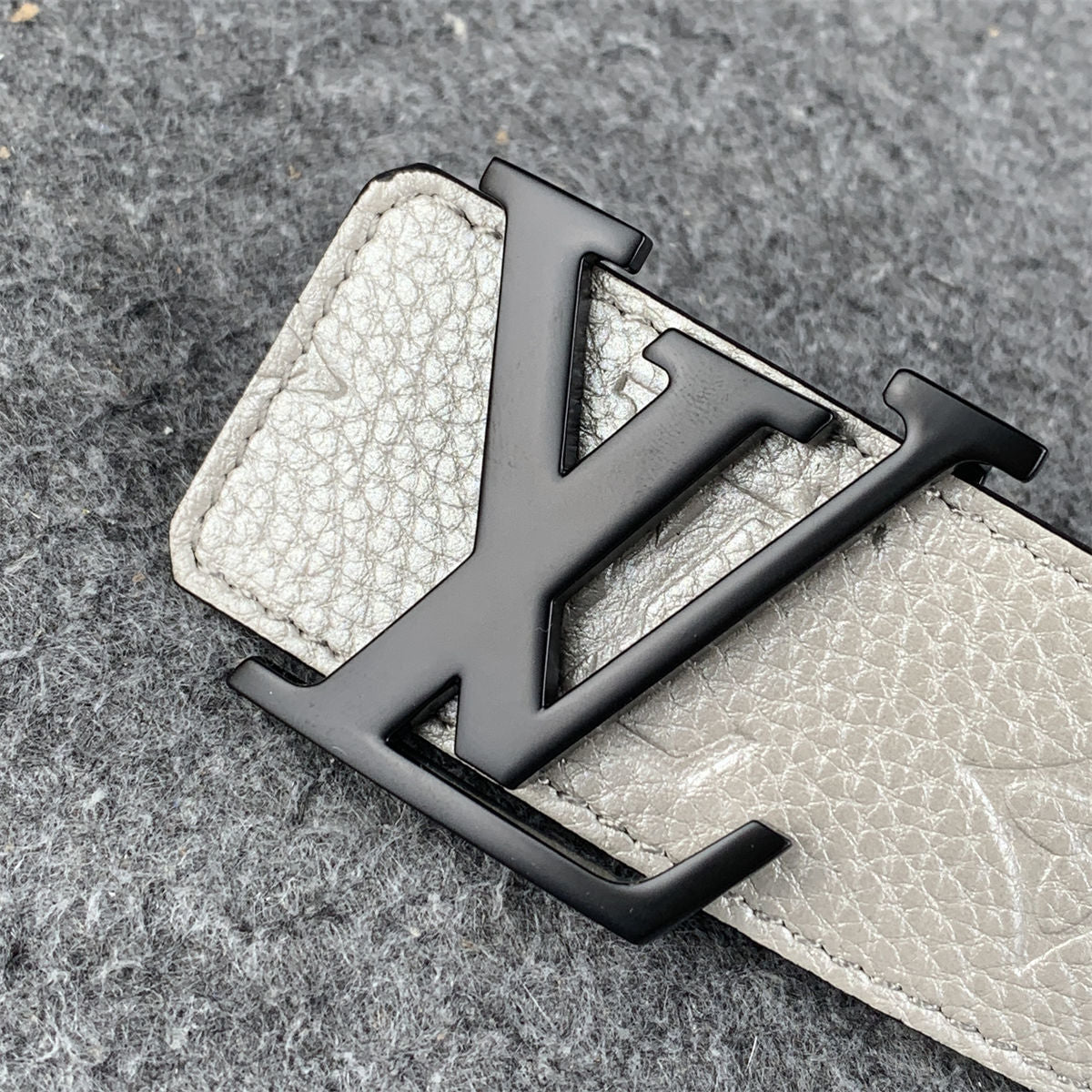 LV Initiales 40mm Reversible Belt ‘Light Grey’