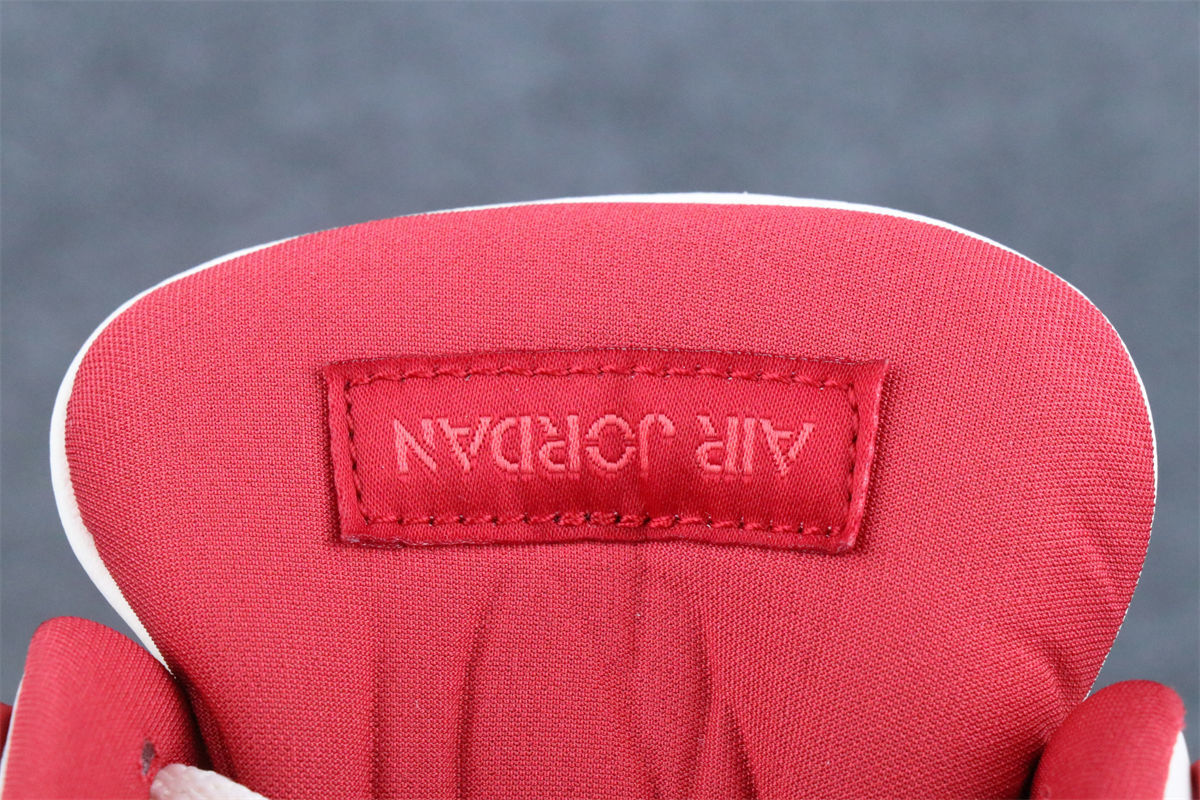 (Early Look) Air Jordan 4 Retro “Pale Ivory / Sierra Red”