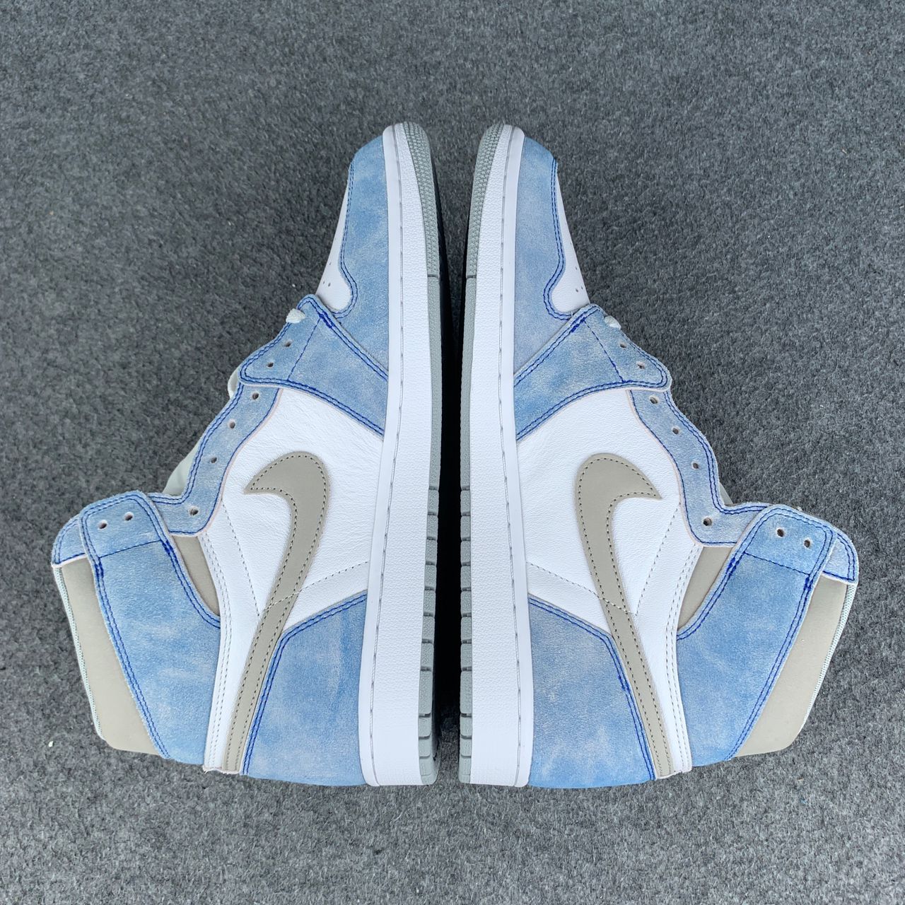 Jordan 1 Retro High OG Hyper Royal