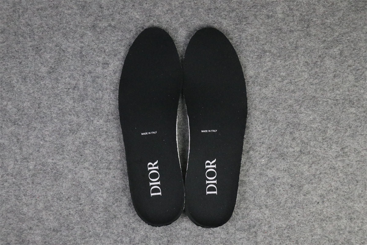 B22 'Black Reflective'