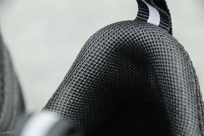 B22 'Black White'