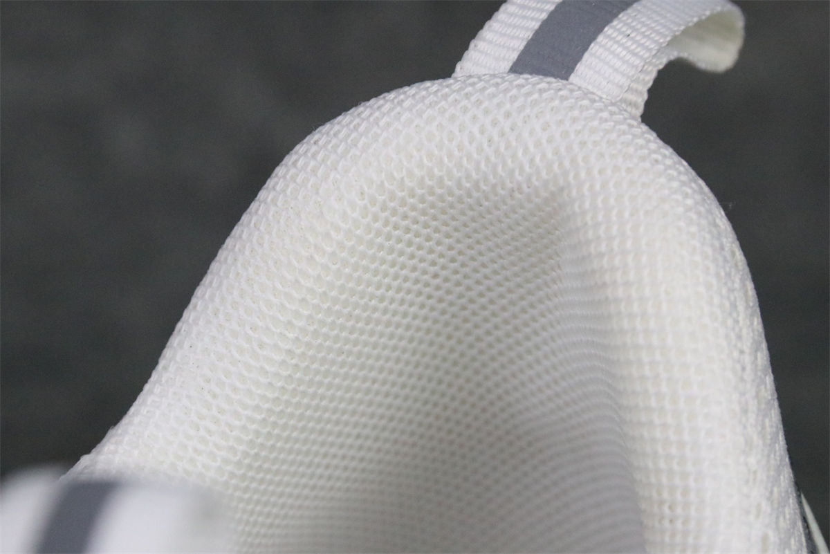 B22 'White Grey'