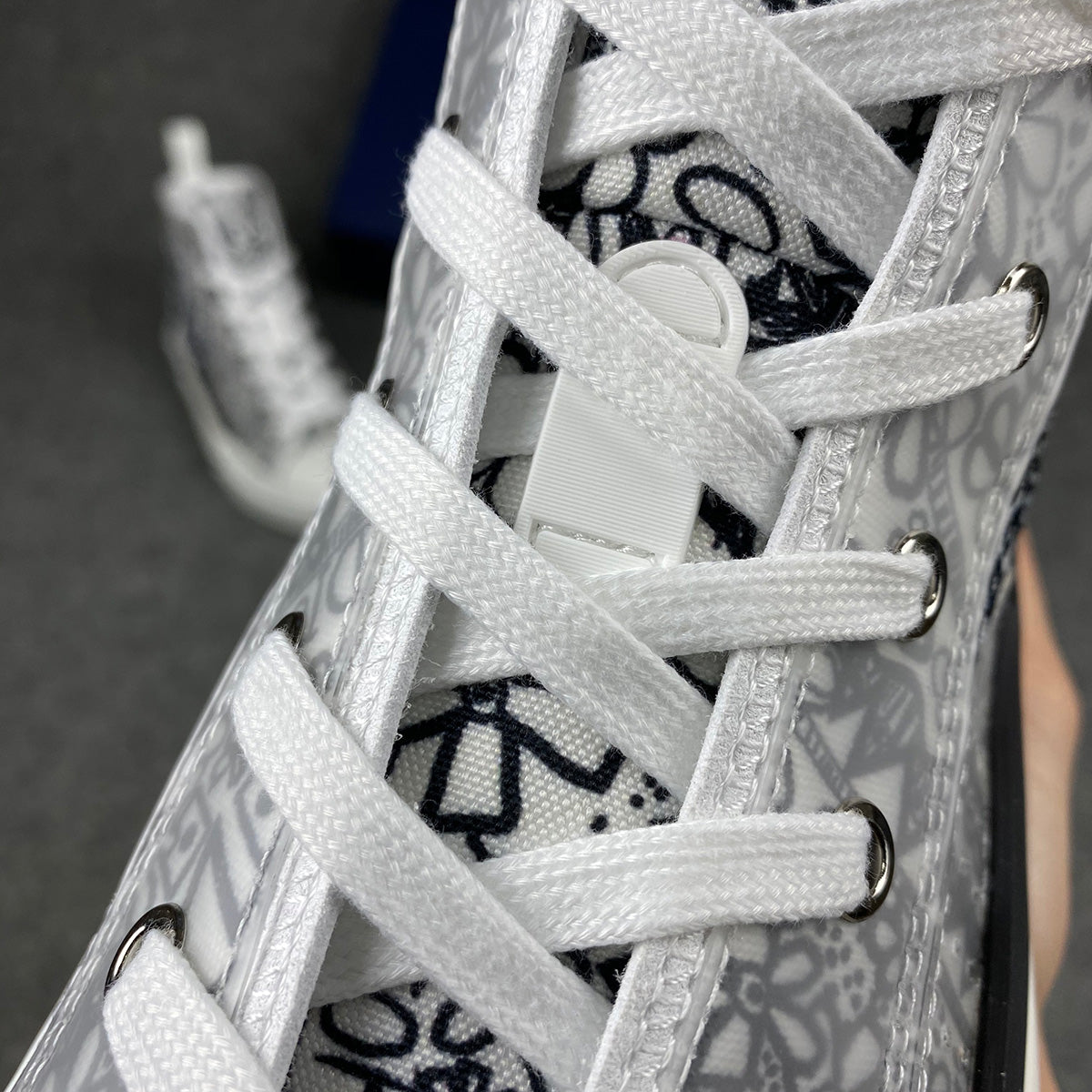 B23 High 'Shawn Embroidery'