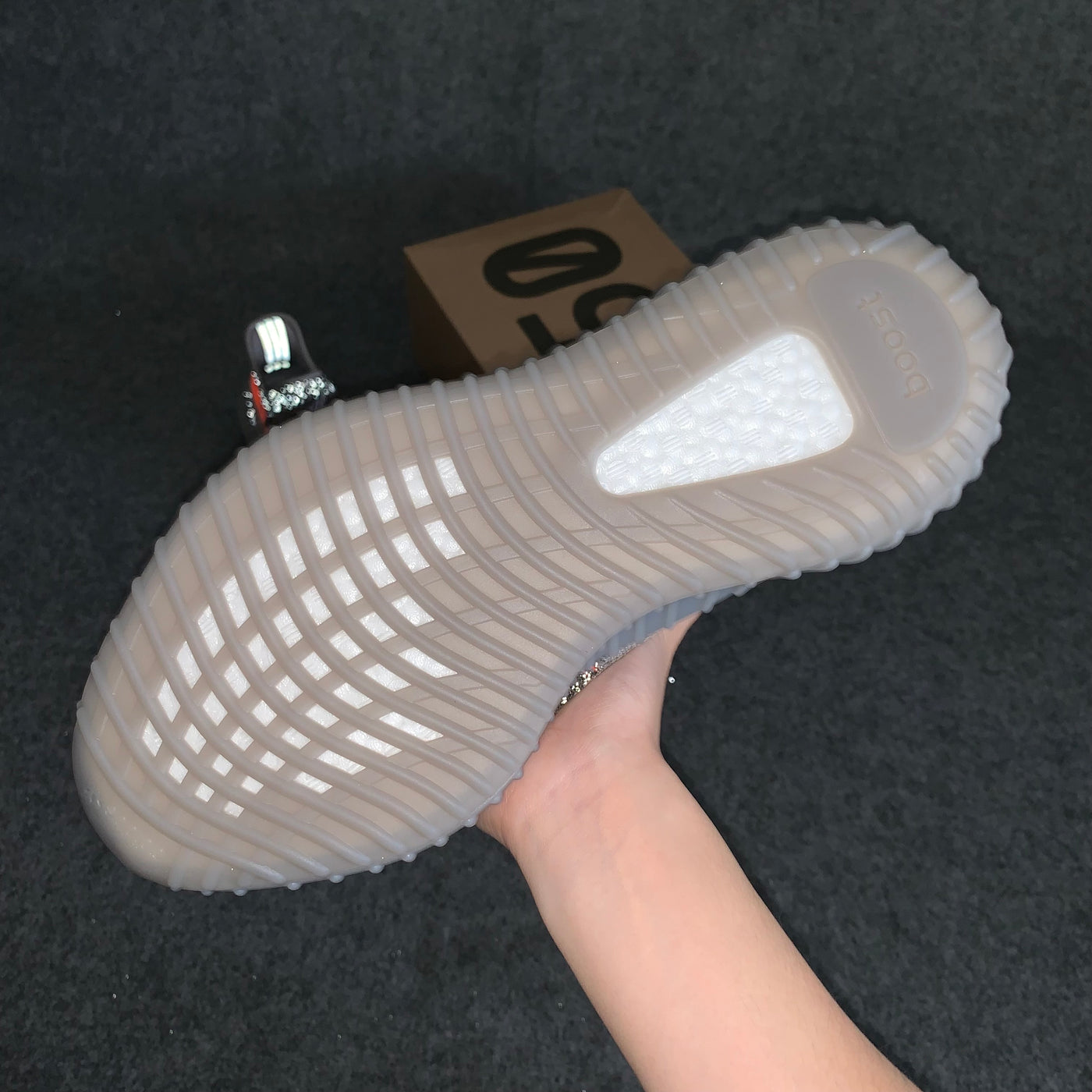 Yeezy Boost 350 V2 « Beluga réfléchissant »