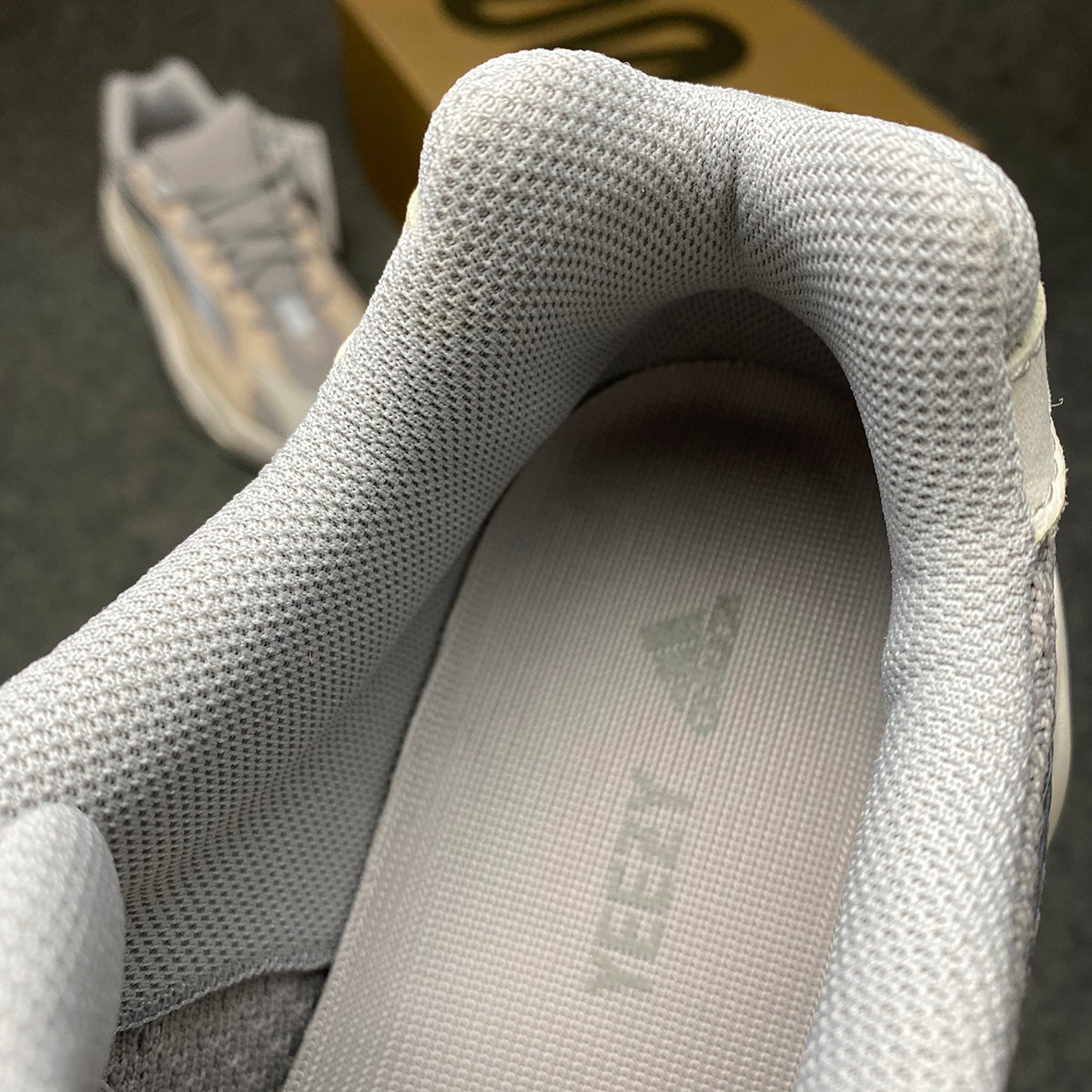 Yeezy Boost 700 V2 « Crème »