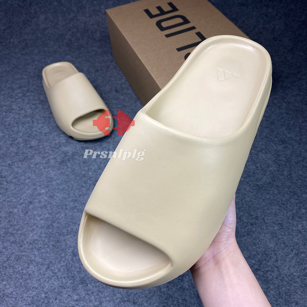 Yeezy Slides 'Desert Sand'