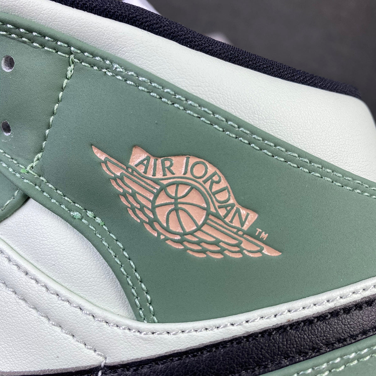 Wmns Air Jordan 1 Mid SE 'Dutch Green'