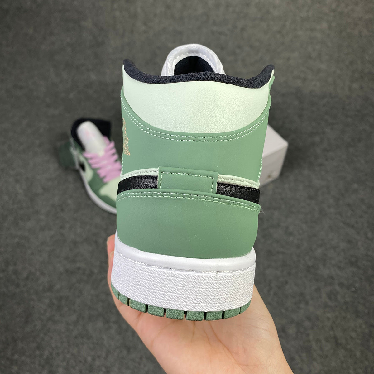 Wmns Air Jordan 1 Mid SE 'Dutch Green'