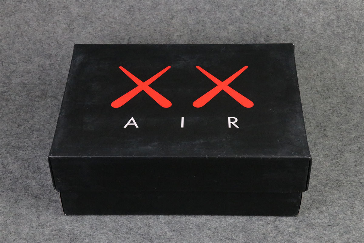 KAWS x Air Jordan 4 Retro 'Schwarz'