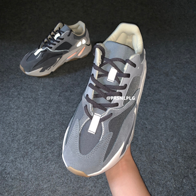 Yeezy Boost 700 'Aimant'