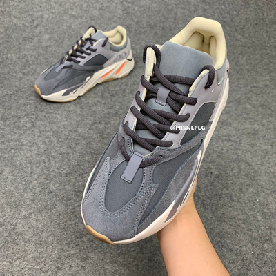 Yeezy Boost 700 'Aimant'