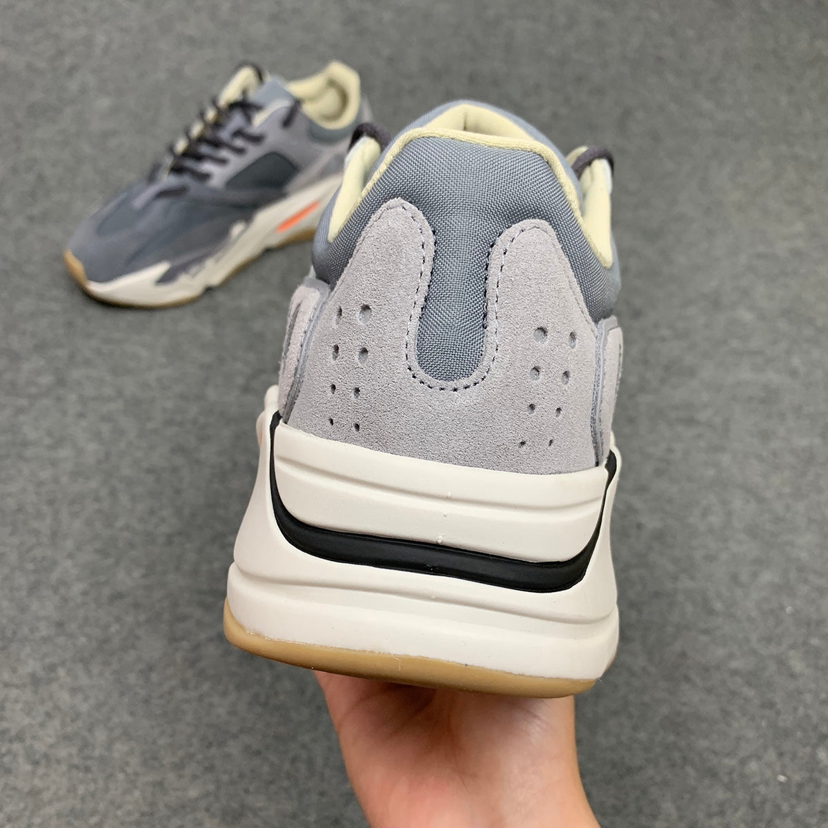 Yeezy Boost 700 'Aimant'