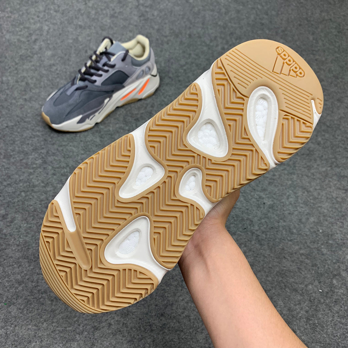 Yeezy Boost 700 'Aimant'