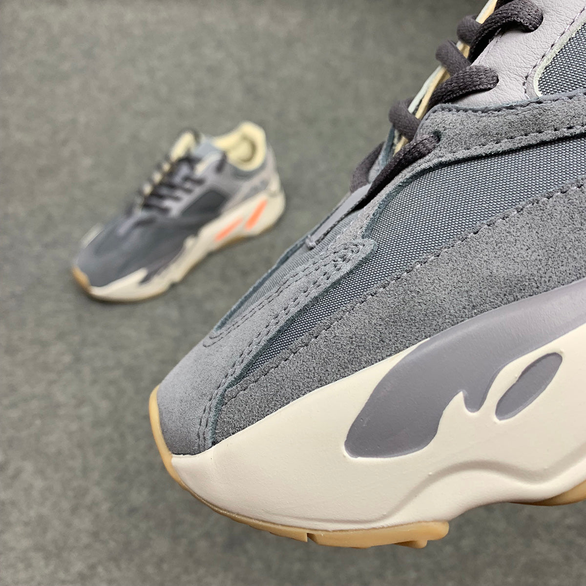 Yeezy Boost 700 'Aimant'