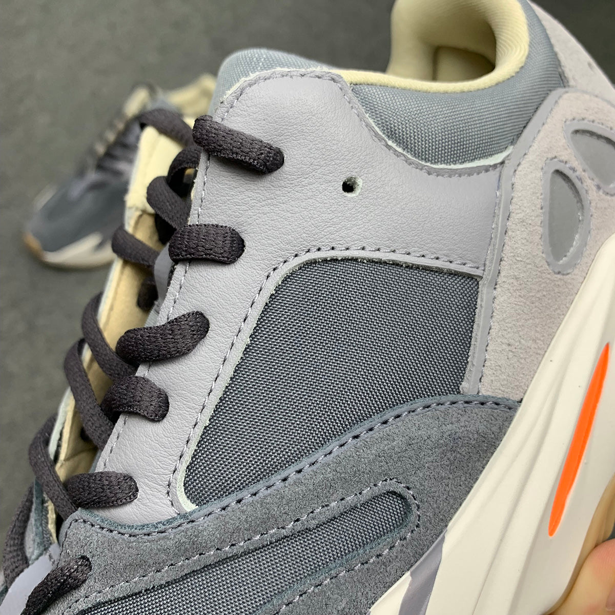 Yeezy Boost 700 'Aimant'