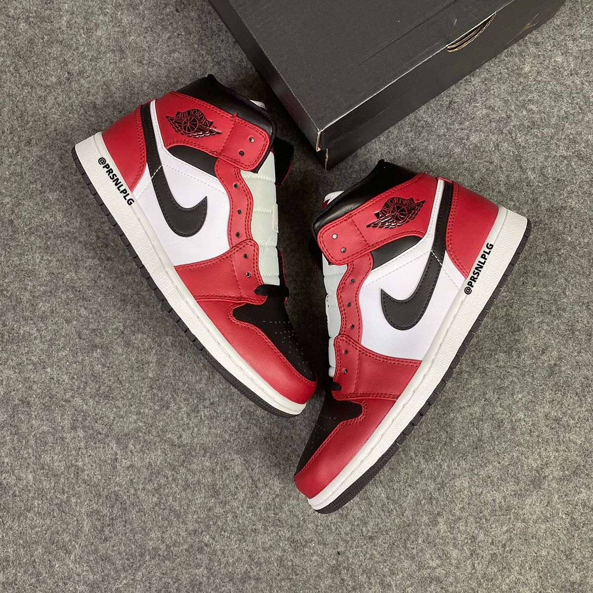 Air Jordan 1 Mid 'Chicago Black Toe'