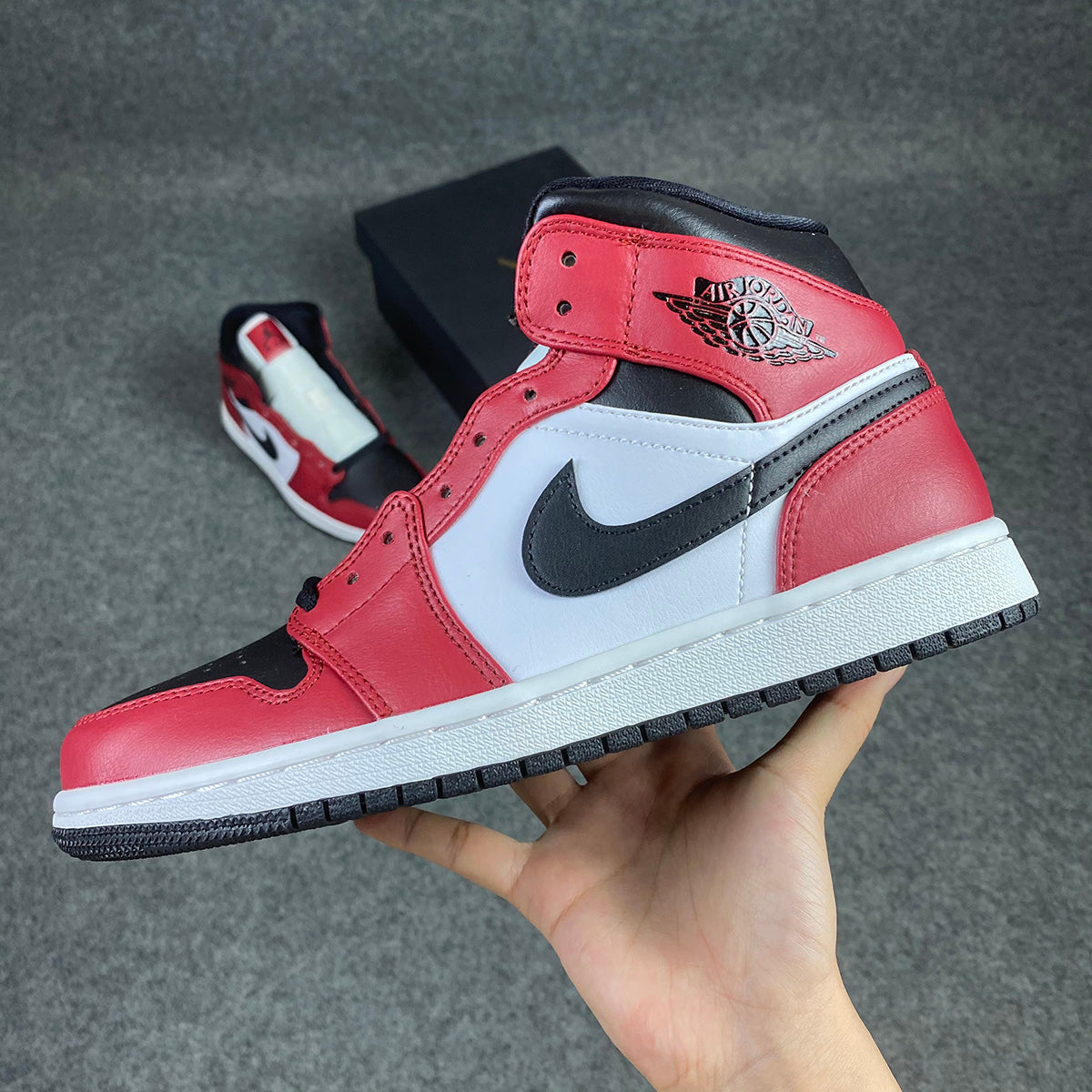 Air Jordan 1 Mid 'Chicago Black Toe'