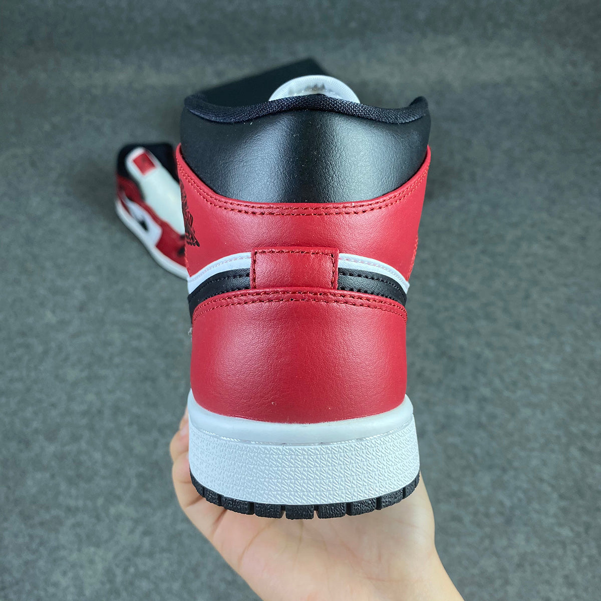 Air Jordan 1 Mid 'Chicago Schwarzer Zeh'