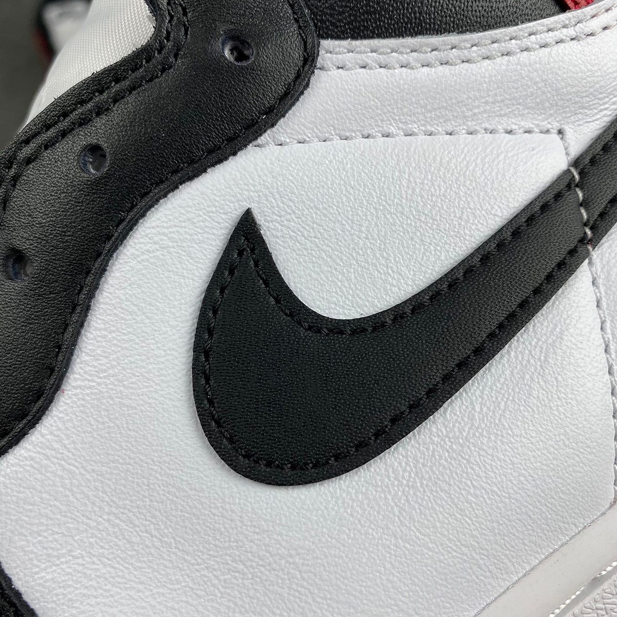Air Jordan 1 Retro High OG 'Noir Toe' 2016