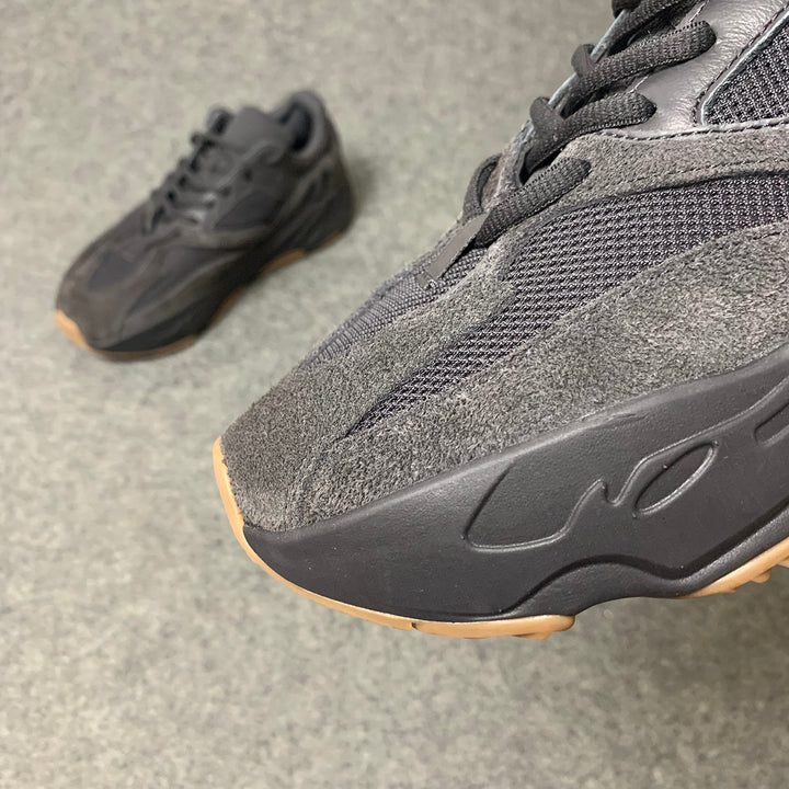 yeezy 700 utility black fake